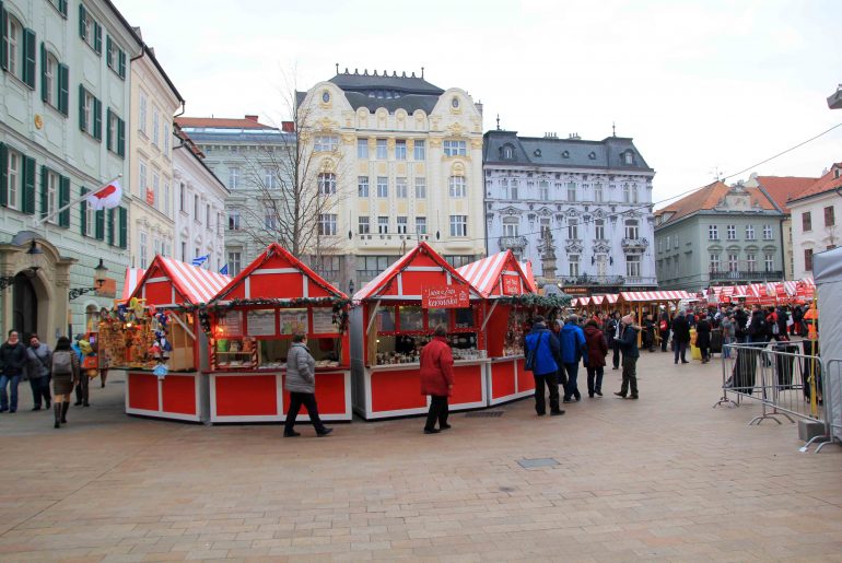 christmas market, winter, mains square, tourist attraction, sightseeing,