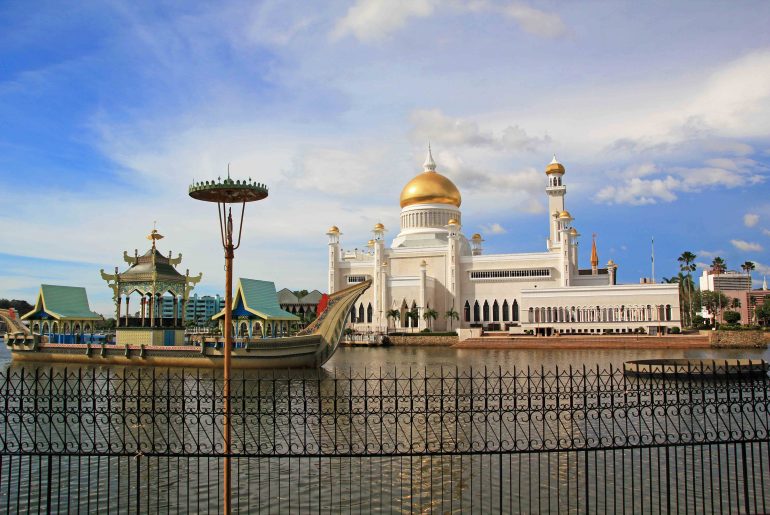 Omar Ali Saifuddien Mosque, tourist attraction, sightseeing, Brunei