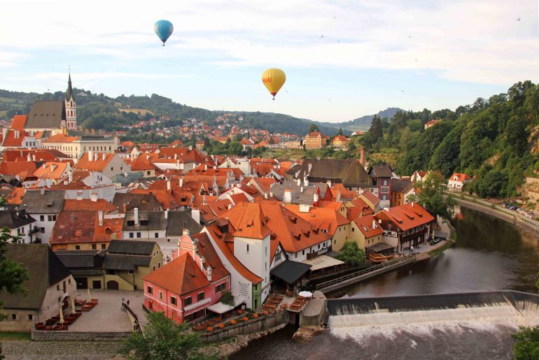 Cesky Krumlov guide – top sights & best viewpoints Krumlov Castle, Viewpoint, sightseeing, travel, moldau, balloons, view