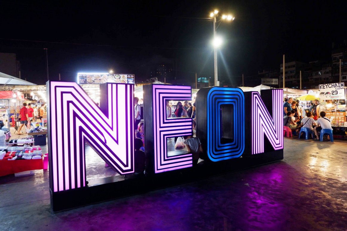 Neon Nachtmarkt Bangkok ©dueanchai intaraboonsom