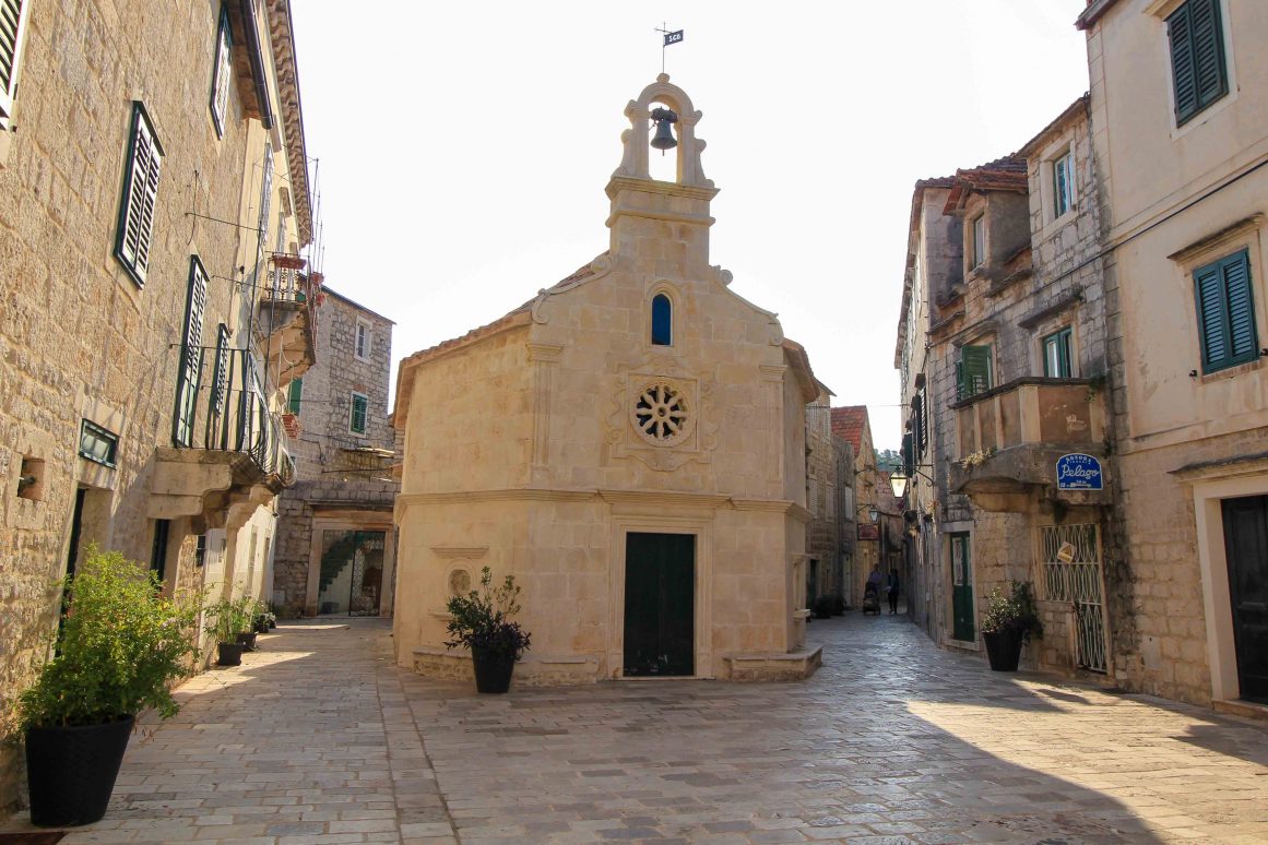 Jelsa - Kapelle und Platz Sv. Ivana ©Jürgen Reichenpfader