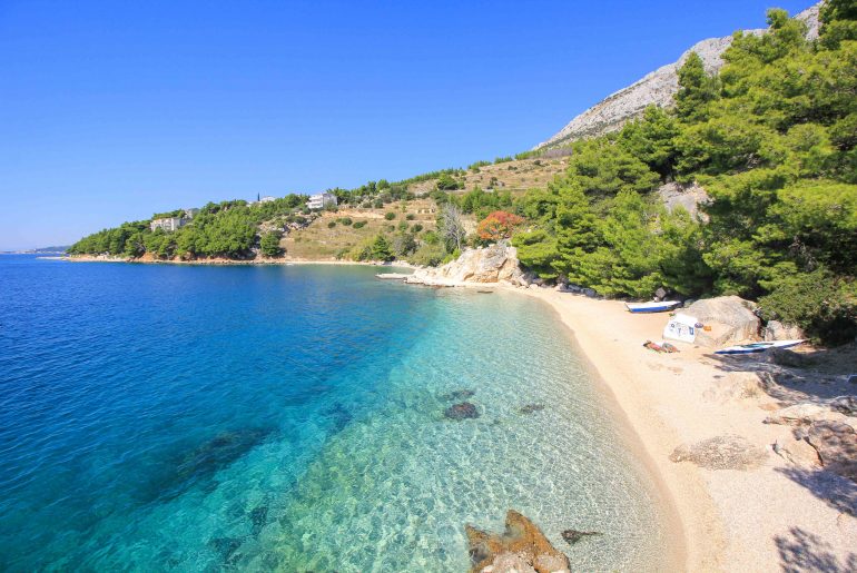 Strand Mala Luka, Omis, Kroatien