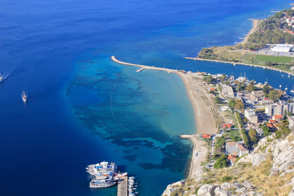 Velika Plaza Strand, Omis Riviera