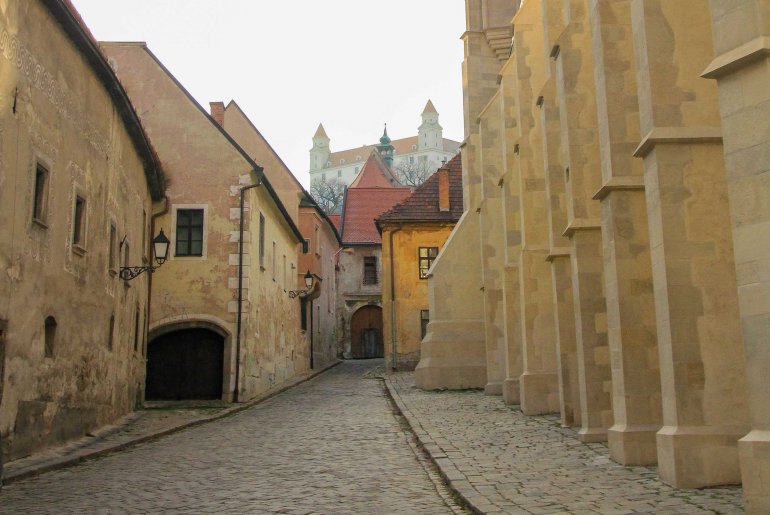 Kapituslska Street, Kirche des Heiligen Kreuzes, Bratislava