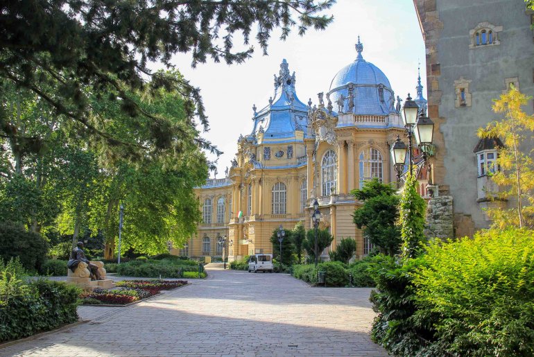 Burg Vajdahunyad, Stadtwäldchen Budapest