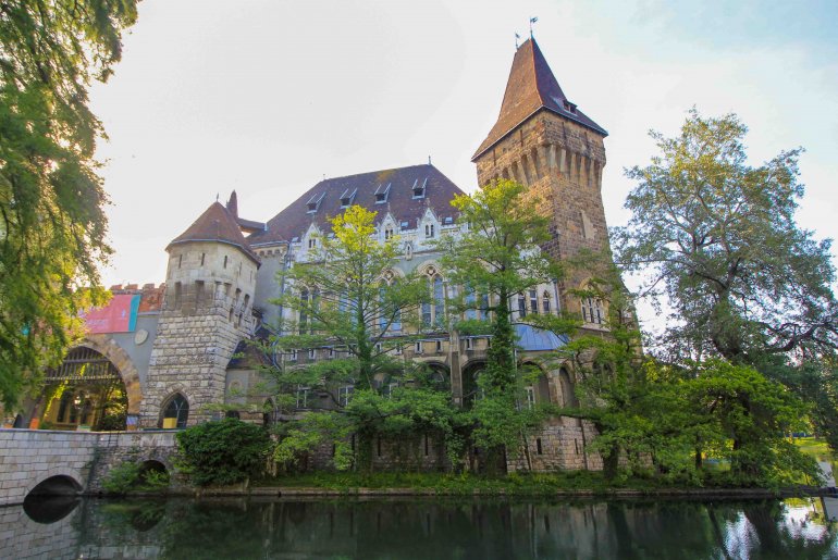 Burg Vajdahunyad, Stadtwäldchen Budapest