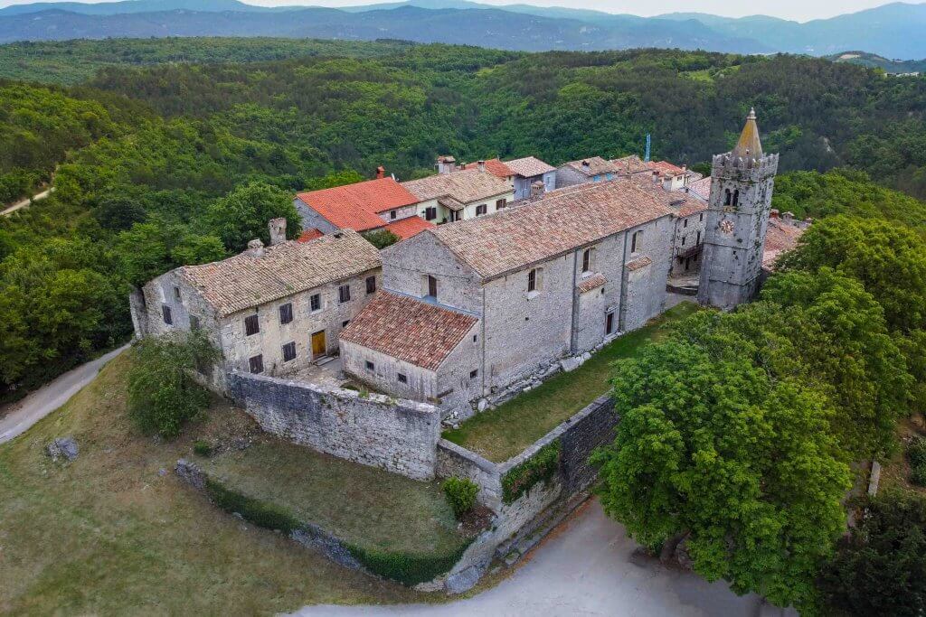 Hum in Croatia: The Smallest Town in the World PlacesofJuma Hum in Croatia: The Smallest Town in the World PlacesofJuma