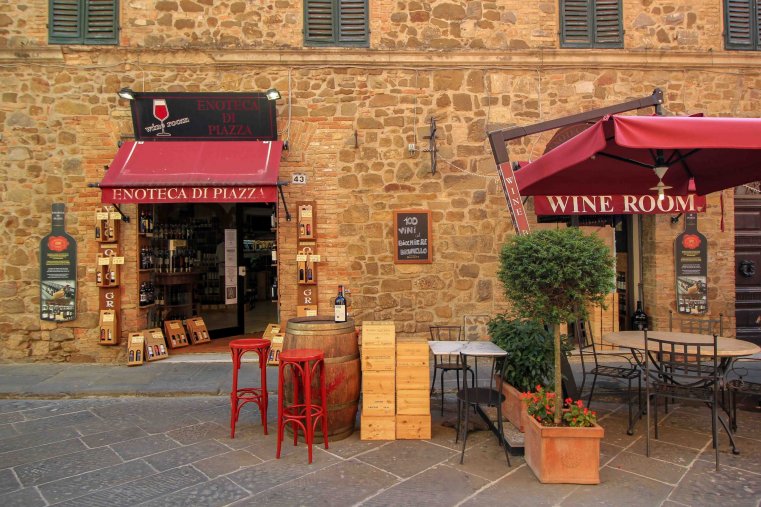 Montalcino, Tuscany - Wine bar ©Jürgen Reichenpfader