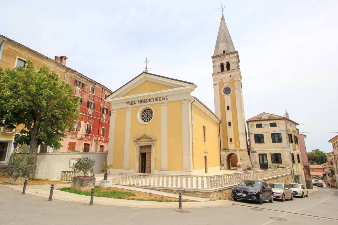 Buje, Kroatien - Kirche der Hl. Maria der Barmherzigen ©Jürgen Reichenpfader