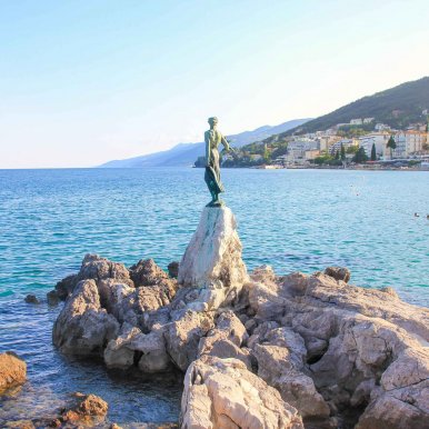 Mädchen mit Möwe - Opatija, Kroatien ©Jürgen Reichenpfader