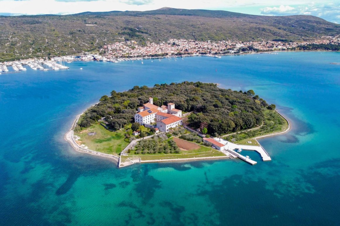 L'île du monastère Otocic Kosljun (Punat) Île de Krk ©Jürgen Reichenpfader
