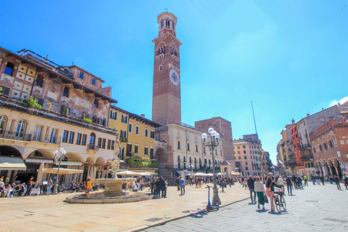 Piazza delle Erbe & Torre dei Lamberti - Vérone ©Jürgen Reichenpfader